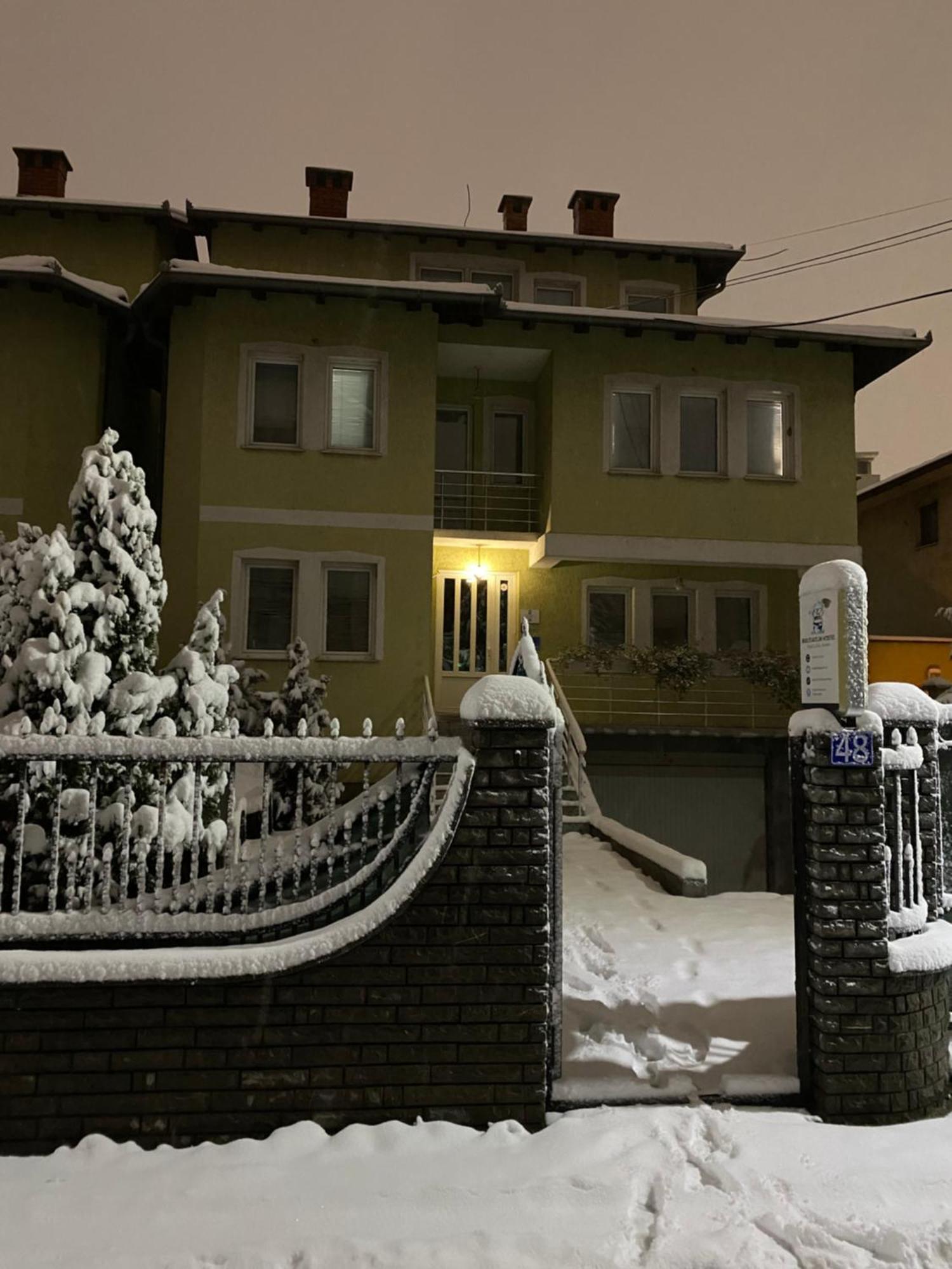 Bus Station Hostel Pristina Exterior foto